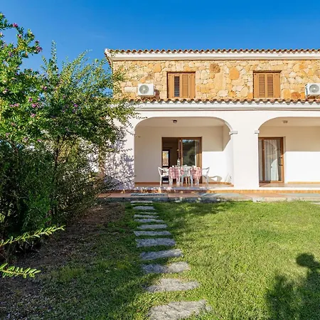 Sette Posti Vicino Al Centro Di San Teodoro (Sardinia)